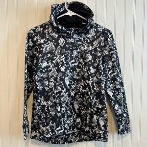 Under Armour girls sweatshirt hoodie black whit gray winter outside warm